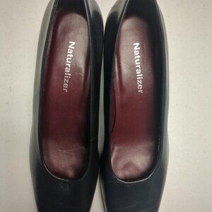Navy leather Naturalizer 2” heel shoes are in very good condition ize 8N 685N